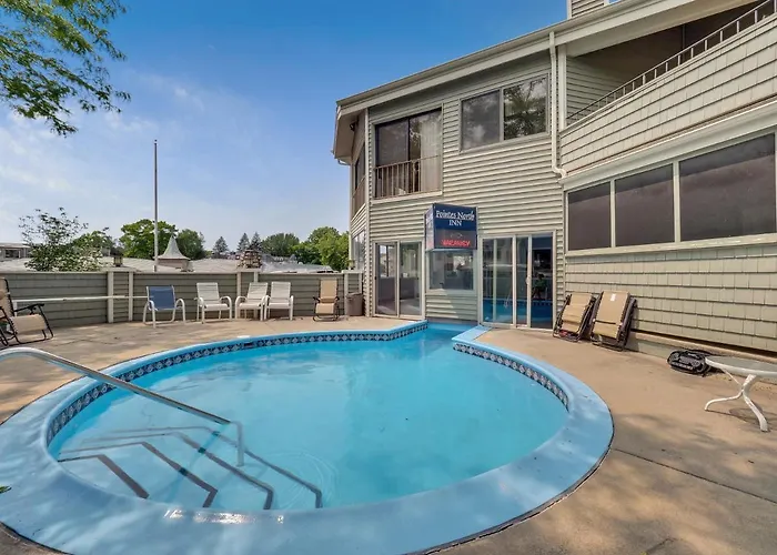 212 Pointes North Inn
