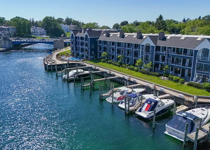 228 Edgewater Inn